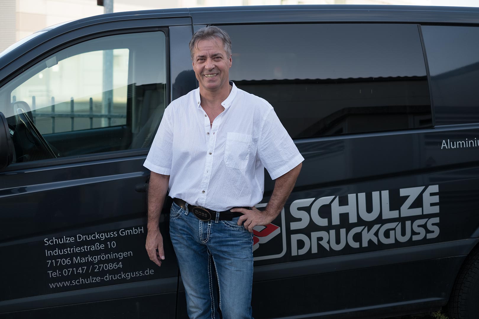 Jürgen Schulze vor Firmenfahrzeug der Schulze Druckguss GmbH